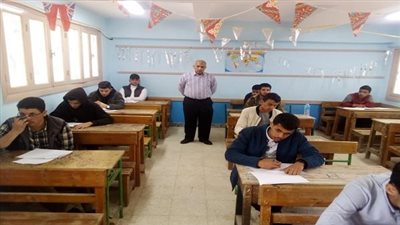 تعليم مطروح: إحالة 3 طالبات وطالب واحد للتحقيق قاموا بالغش أثناء أداء امتحان الرياضيات