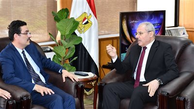 رئيس جامعة قناة السويس يستقبل مساعد وزير التعليم العالي للتحول الرقمى..