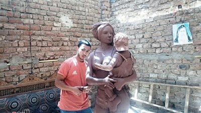 طالب بكلية الخدمة الإجتماعية يحصل على درجة فنان بعدما تعلم بنفسه فن النحت.. تفاصيل