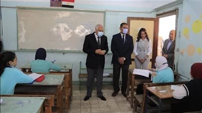 فى أول امتحانات الشهادة الإعدادية.. محافظ الجيزة يتفقد عددًا من اللجان الامتحانية