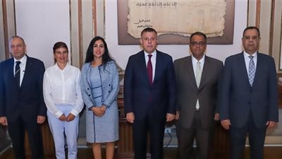 رئيس جامعة عين شمس يبحث سبل تعزيز التعاون مع مؤسسة ساويرس للتنمية