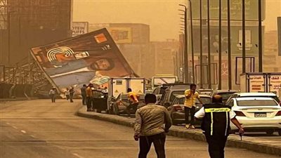 النيابة العامة تحقق في واقعة انهيار لافتة إعلانات أعلى كوبري أكتوبر بالقاهرة