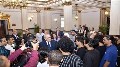 د. الخشت يحتفي بطلاب الجامعة الفائزين بجوائز مهرجان 