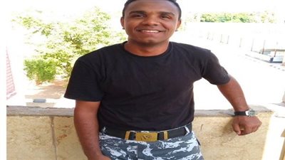 شاب يعرض شهادة تخرجه من الهندسة للبيع.. ورواد السوشيال تواسيه 