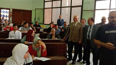 رئيس جامعة بنها يتفقد الامتحانات بكليتي التربية والحقوق 