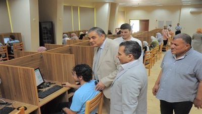 رئيس جامعة كفر الشيخ يواصل جولاته للاطمئنان على سير الامتحانات الإلكترونية للفصل الدراسي الثاني