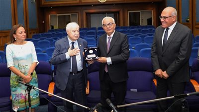 وزير التربية والتعليم ورئيس الهيئة العربية للتصنيع يشهدان محاضرة للدكتور طلال أبو غزالة 