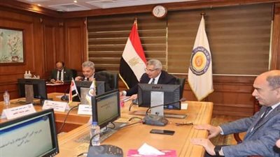 وزير التعليم العالي يستعرض تقريرًا حول اجتماع المجلس الأعلى لشئون خدمة المجتمع وتنمية البيئة