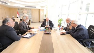 وزير التعليم العالي يبحث آليات التعاون المشترك مع نقيب الأطباء