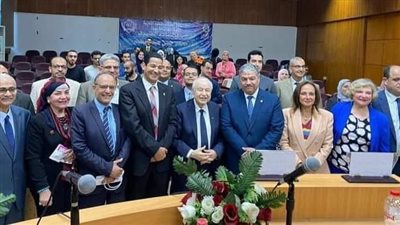 أكاديمية السادات للعلوم الإدارية بالقاهرة تكرم طلال أبوغزاله وتمنحه درعها 