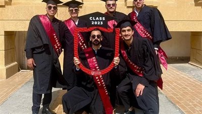 طلاب كلية الصيدلة بجامعة المستقبل يحتلفون بتخرجهم