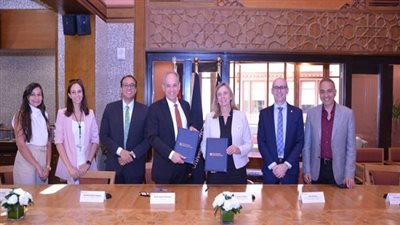 الجامعة الأمريكية بالقاهرة وجامعة كوينز في كينجستون بكندا يوقعان اتفاقية لتبادل الطلاب