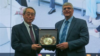 تقديرا لجهوده وانجازاته.. الجامعة المصرية اليابانية تكرم نائب رئيس الجامعة للعلاقات الدولية