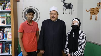 رئيس قطاع المعاهد الأزهرية يزور طالب وطالبة يؤديان امتحان الشهادة الثانوية الأزهرية بمستشفى 57357