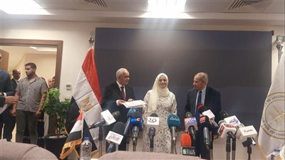 وزير التربية والتعليم يكرم أوائل الدبلومات الفنية 2023 ويمنحهم شهادات تقدير