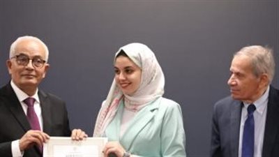 وزير التربية والتعليم يكرم الطالبة منة الديب الأولى على الدبلومات الفنية