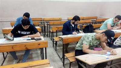 طلاب الثانوية العامة يؤدون امتحانى الجغرافيا والكيمياء ووزارة التعليم تتابع وصول الأسئلة للمدارس