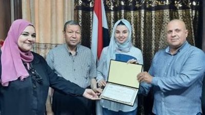 وكيل تعليم دميـاط يستقبل منة الديب الأولى على الجمهورية فى الدبلومات الفنية