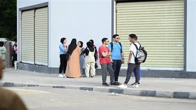 بدء توافد طلاب الثانوية العامة علي اللجان لأداء امتحانات الجيولوجيا والتفاضل وعلم النفس