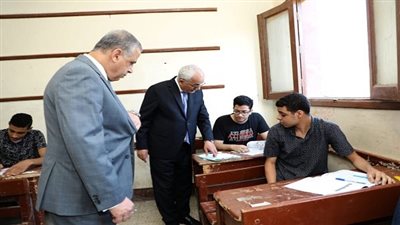 جولة تفقدية لوزير التعليم داخل لجان امتحانات الثانوية العامة بإدارتي أخميم ودار السلام التعليمية