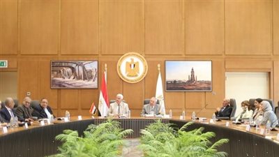 ايمن عاشور يعقد اجتماعًا مع مستشاريه بالجامعات الخاصة والأهلية وأفرع الجامعات الأجنبية
