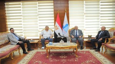 رئيس جامعة كفر الشيخ يستقبل رئيس جامعة دمياط السابق لمناقشة رسالة ماجستير