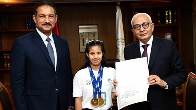 وزير التربية والتعليم يكرم أسرع عداءة «داون» في مصر توجت بذهبيتين بمونديال فرنسا