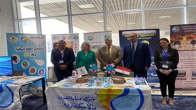 رئيس الجامعة اليابانية يتفقد المعرض المقام على هامش المؤتمر الدولى الرابع لهندسة الكيمياء والطاقة والبيئة