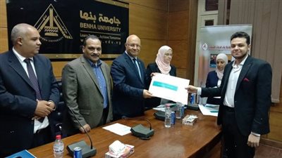 رئيس جامعة بنها يسلم شهادات مبادرة تأهيل الشباب لسوق العمل 
