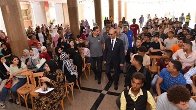 رئيس جامعة أسيوط يتفقد اختبارات القدرات بكلية التربية الرياضية