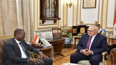 د. الخشت يستقبل بمكتبه رئيس جامعة الملك فيصل بتشاد لبحث سبل التعاون بين الجامعتين