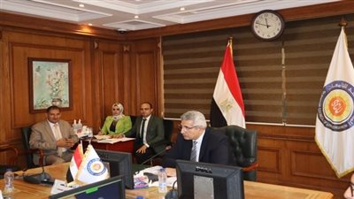 وزير التعليم العالي يستعرض تقريرًا حول اجتماع المجلس الأعلى لشئون الدراسات العليا والبحوث