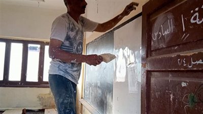 معلم بمدرسة جزي الجديدة بالمنوفية يدهن الحوائط وينفذ أعمال الصيانة.. بيتي الثاني