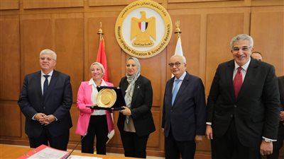  غادة فاروق القائم بأعمال رئيس جامعة عين شمس تتسلم درع المركز الثاني كأفضل جامعة صديقة للبيئة 