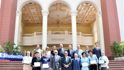 الجامعة البريطانية في مصر تكرم أوائل الثانوية العامة وتسلمهم وثائق المنح الدراسية المجانية