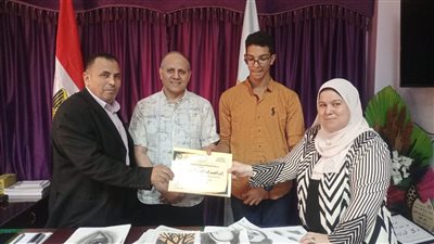 وكيل تعليم كفر الشيخ يكرم مبدع بالتعليم الفنى ويشيد بمركز الموهوبين