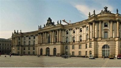 أوائل الثانوية العامة يزورون فرع الجامعة الألمانية ببرلين