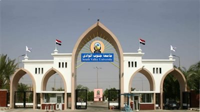 رئيس جنوب الوادي يناقش المنح الدراسية لطلاب الجامعة الأهلية