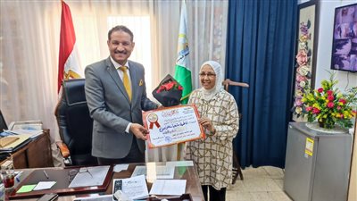 أشرف سلومة يكرم رئيس قسم بالمكتبات بمديرية تعليم الجيزة