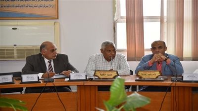 الدكتور المنشاوي يستعرض تقريرًا حول اجتماع مجلس إدارة مركز التجارب والبحوث الزراعية بجامعة أسيوط
