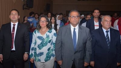 نائب رئيس جامعة عين شمس يقدم التحية لمنتخب التمثيل المسرحي بعد عرض 