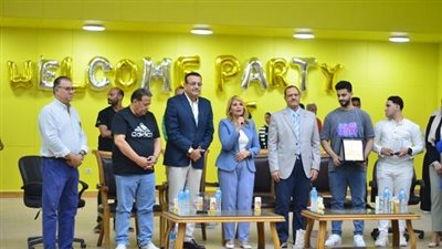 عميدة آداب عين شمس تكرم الإعلامي أسامة منير والمطرب أحمد حمادة 