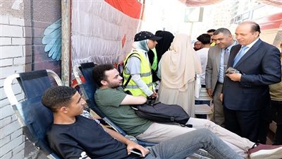 رئيس جامعة المنصورة يتفقد حملة للتبرع بالدم لدعم الأشقاء الفلسطنيين