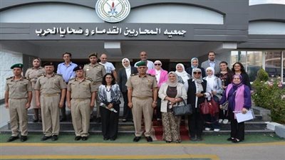 وفد من أساتذة جامعة القاهرة وطلابها فى زيارة لجمعية المحاربين القدامى ضمن احتفالات الجامعة باليوبيل الذهبي لانتصارات أكتوبر المجيدة