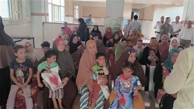 قافلة جامعة المنيا التنموية تشهد اقبالًا كثيف من أهالي قرية 