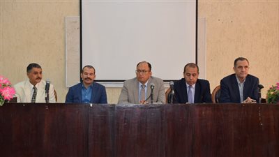 رئيس جامعة حلوان يؤكد على ضرورة الاهتمام بالبحث العلمي وتنمية الأفكار واستثمارها 