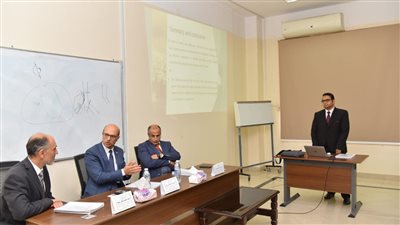 رئيس جامعة أسيوط يناقش رسالة دكتوراه بمستشفى القلب الجامعي