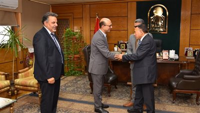 رئيس جامعة أسيوط يستقبل مستشار وزارة التضامن الاجتماعي للتمكين الاقتصادي