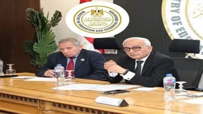 نائب وزير التعليم: إكساب طلبة المدارس الفنية عدة لغات لغزو الأسواق العالمية