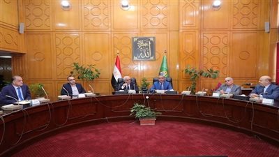 وزير التربية والتعليم ومحافظ الإسماعيلية يعقدان اجتماعا مع قيادات ومديرى الإدارات التعليمية بالمحافظة